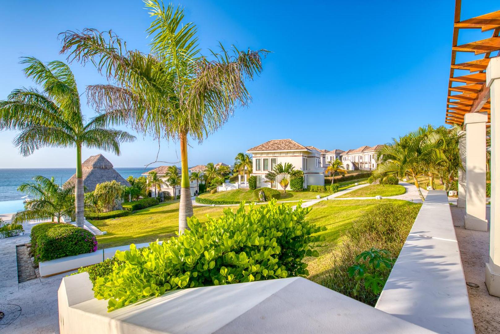 Las Verandas Hotel & Villas