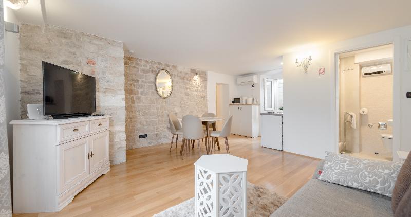 Temple Luxury Apartments & Rooms