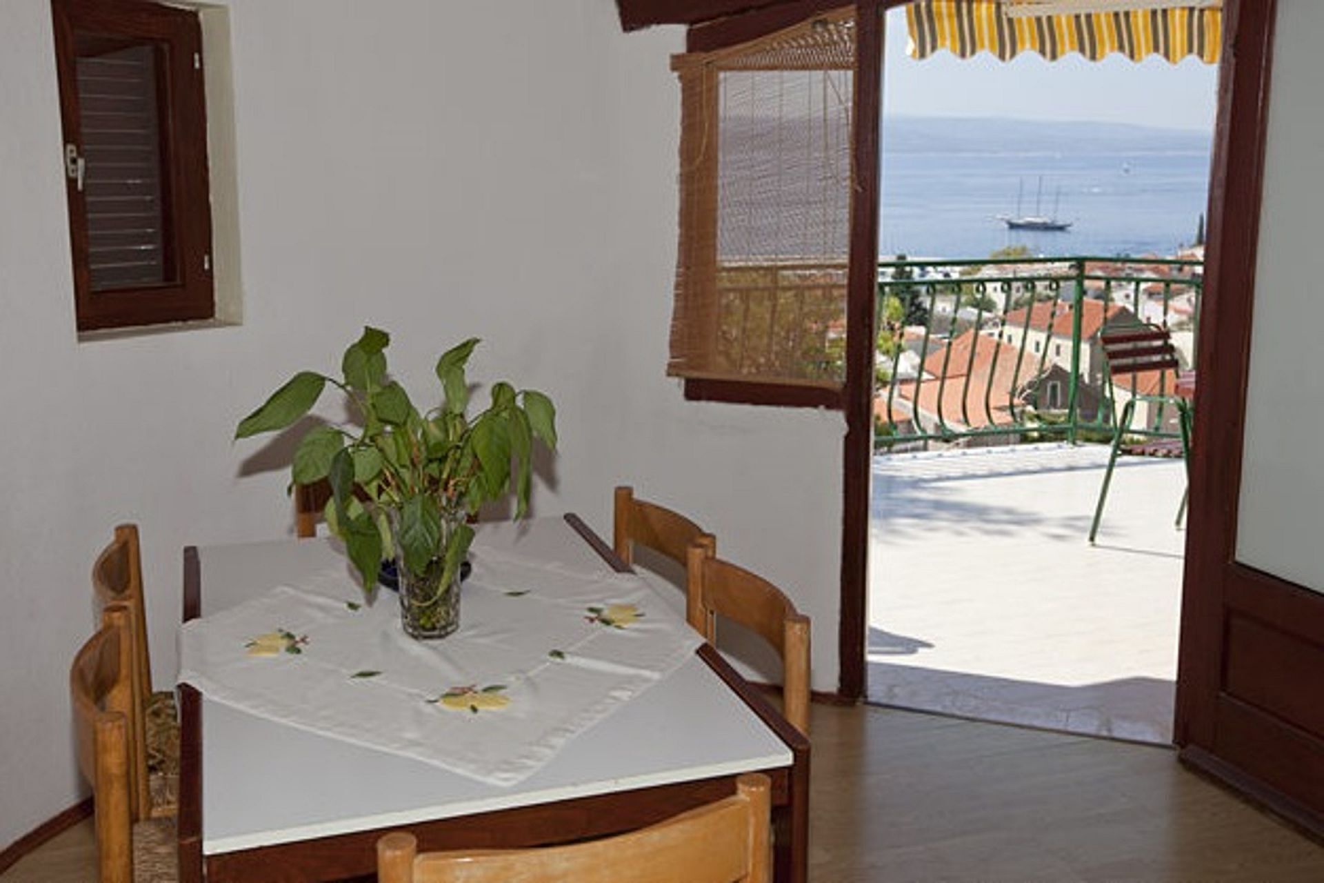 Apartments and rooms Roza