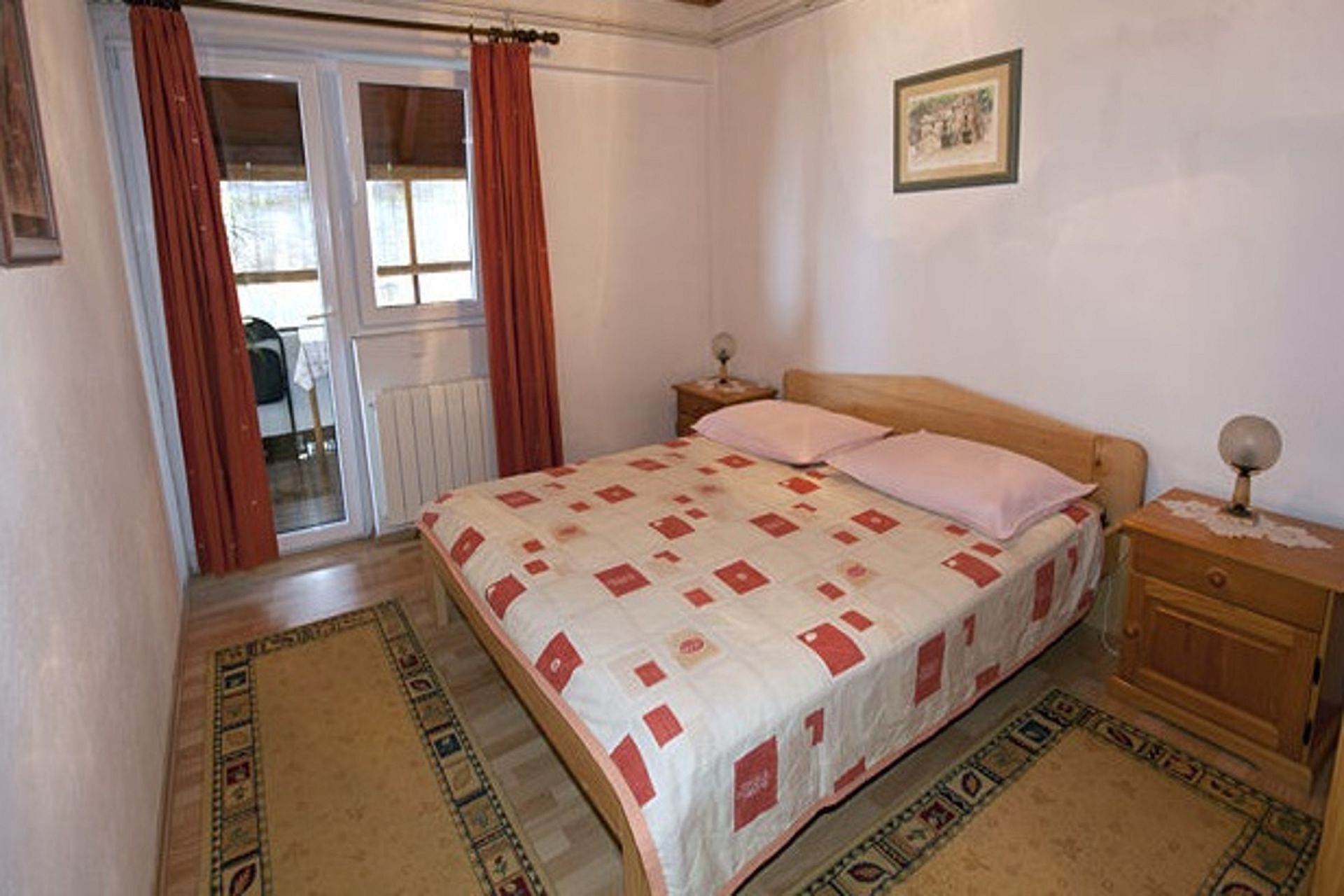 Apartments and rooms Roza
