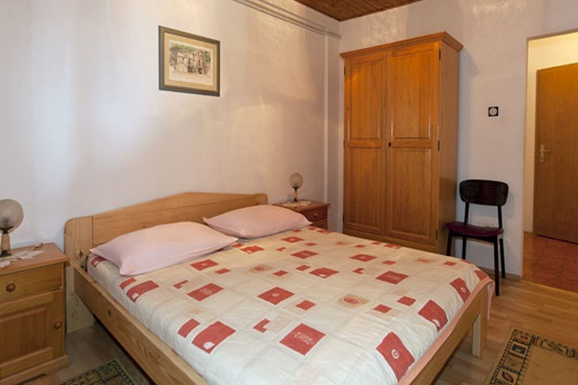 Apartments and rooms Roza