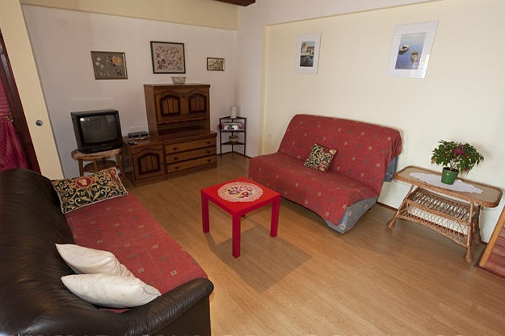 Apartments and rooms Roza