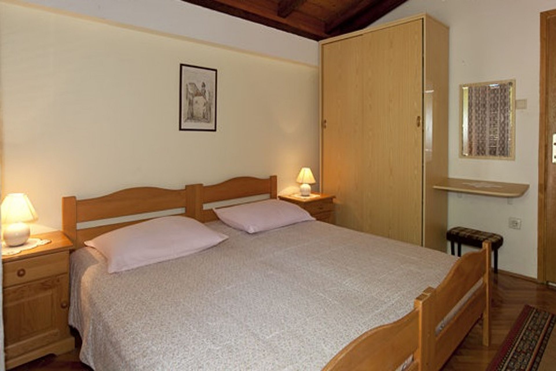 Apartments and rooms Roza