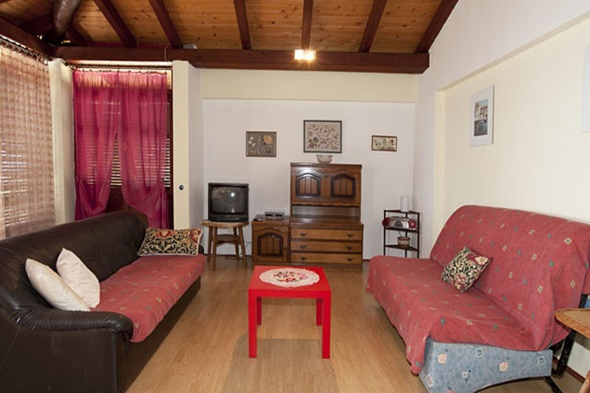 Apartments and rooms Roza