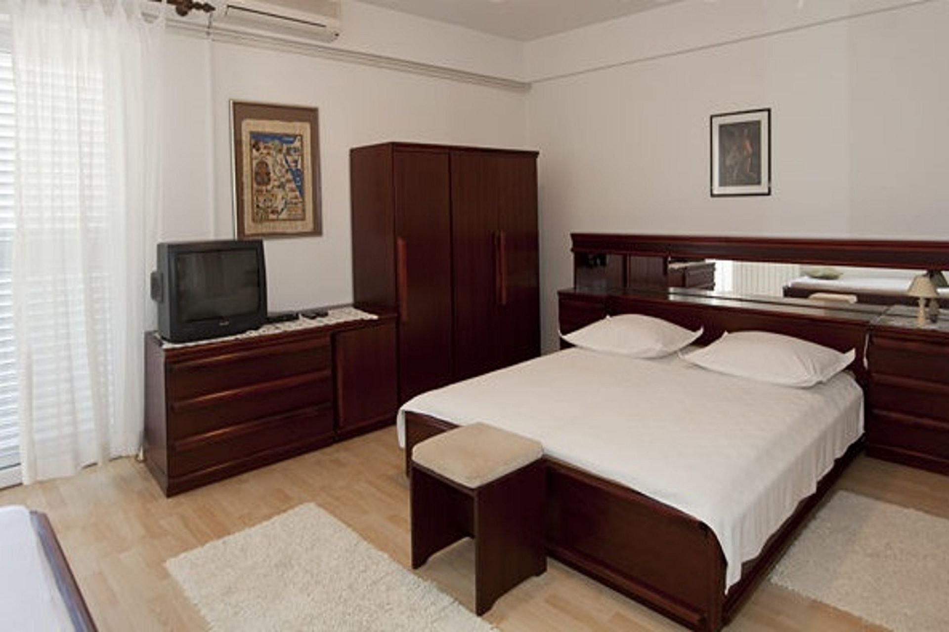 Apartments and rooms Roza