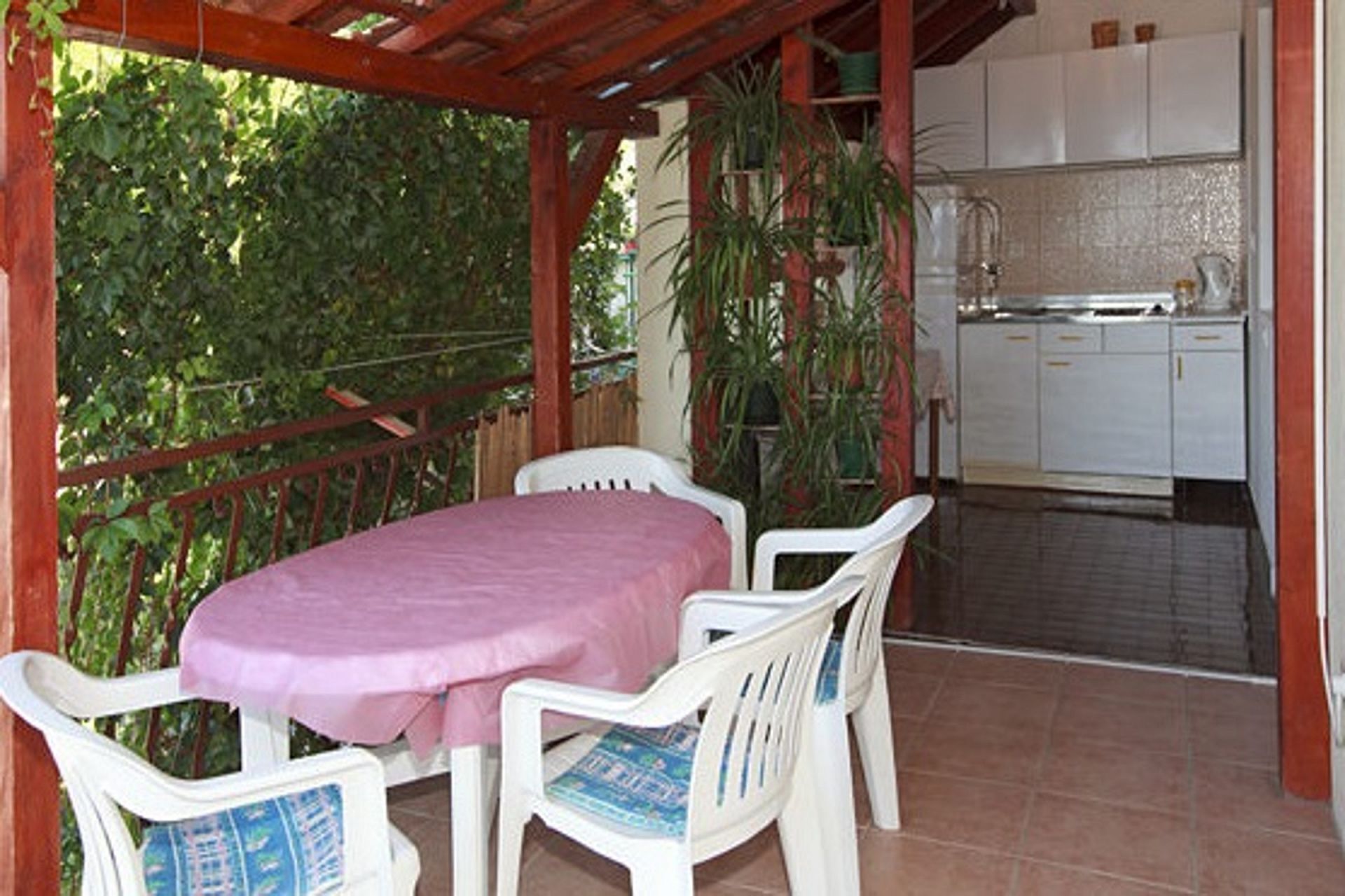Apartments and rooms Roza