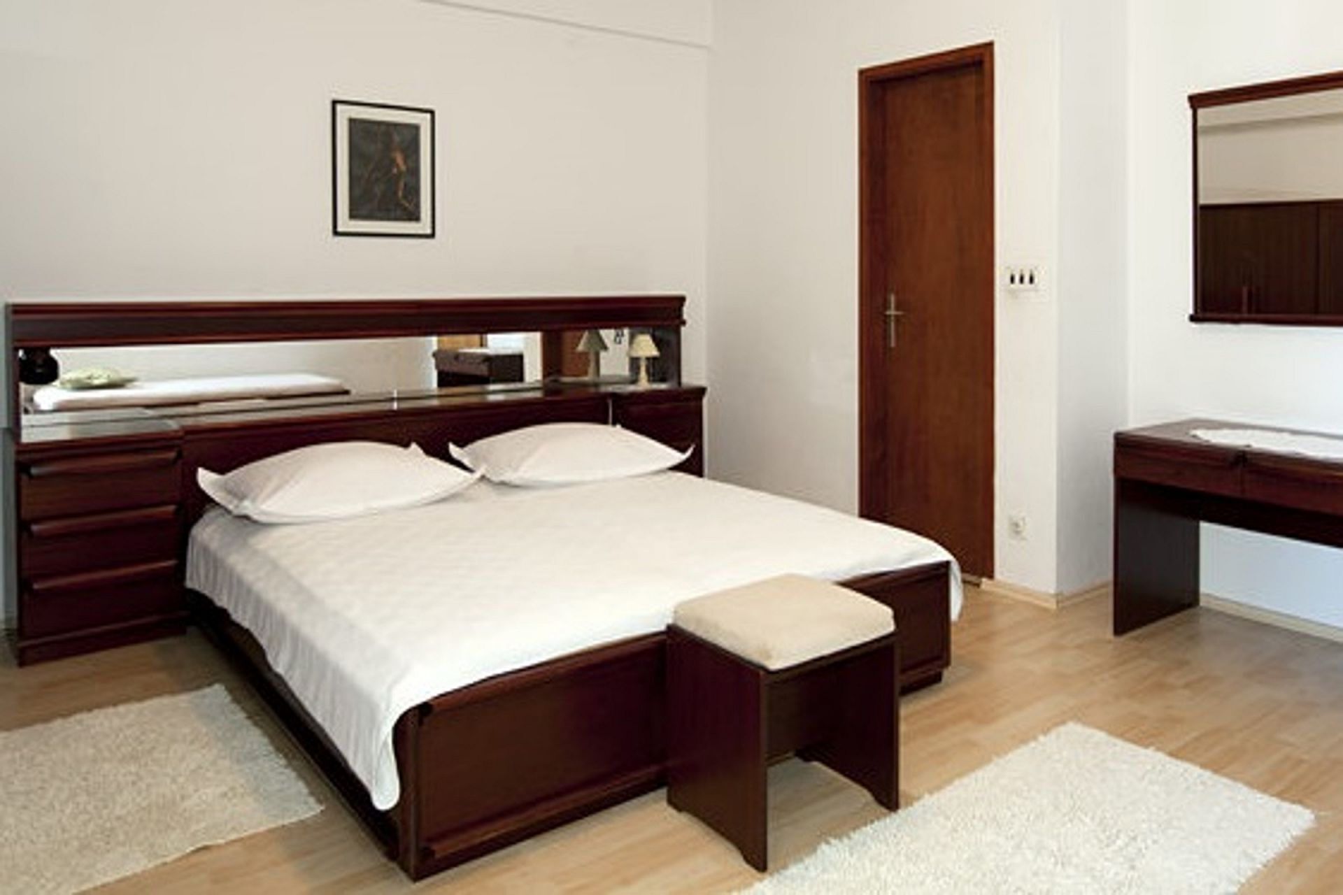 Apartments and rooms Roza
