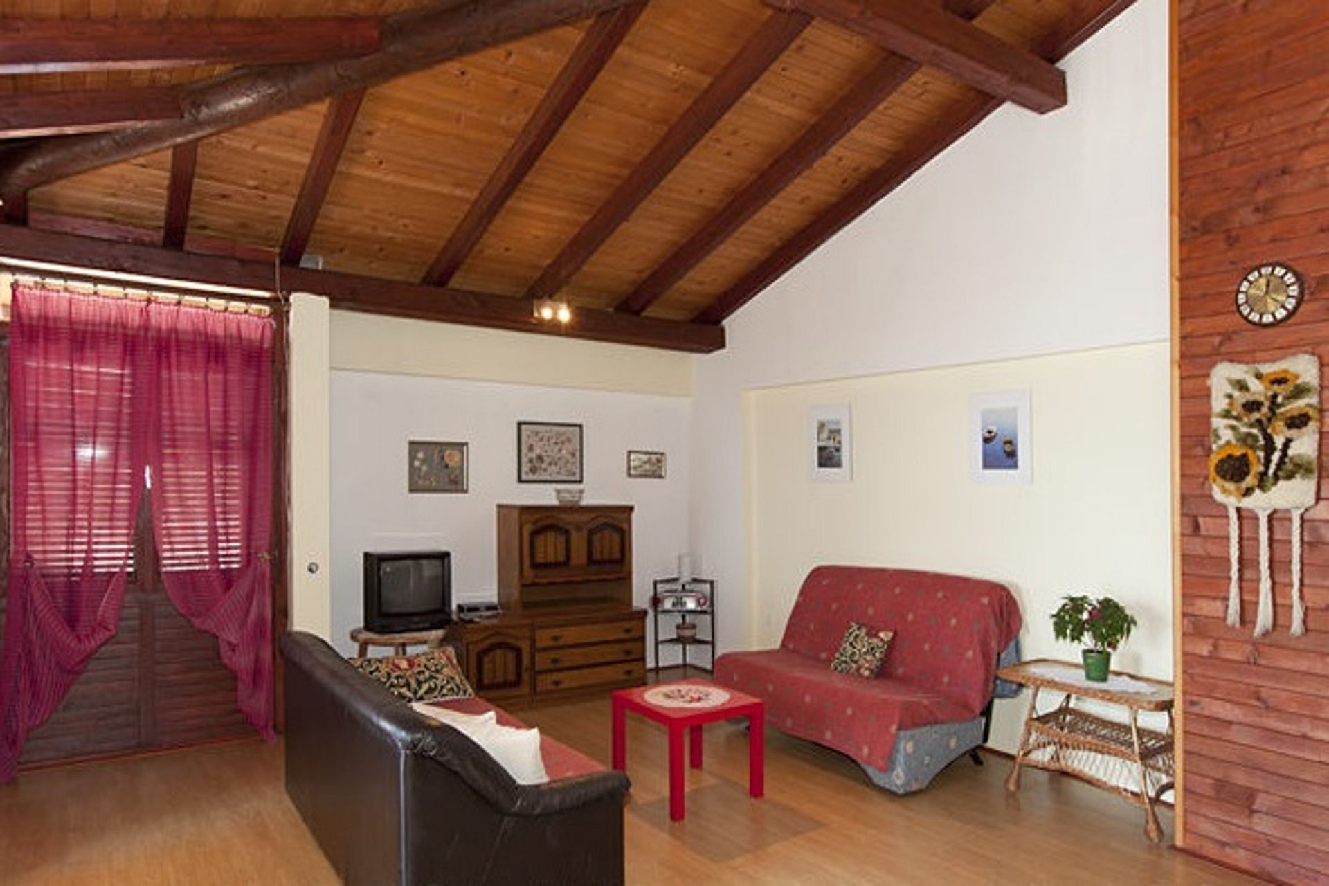 Apartments and rooms Roza