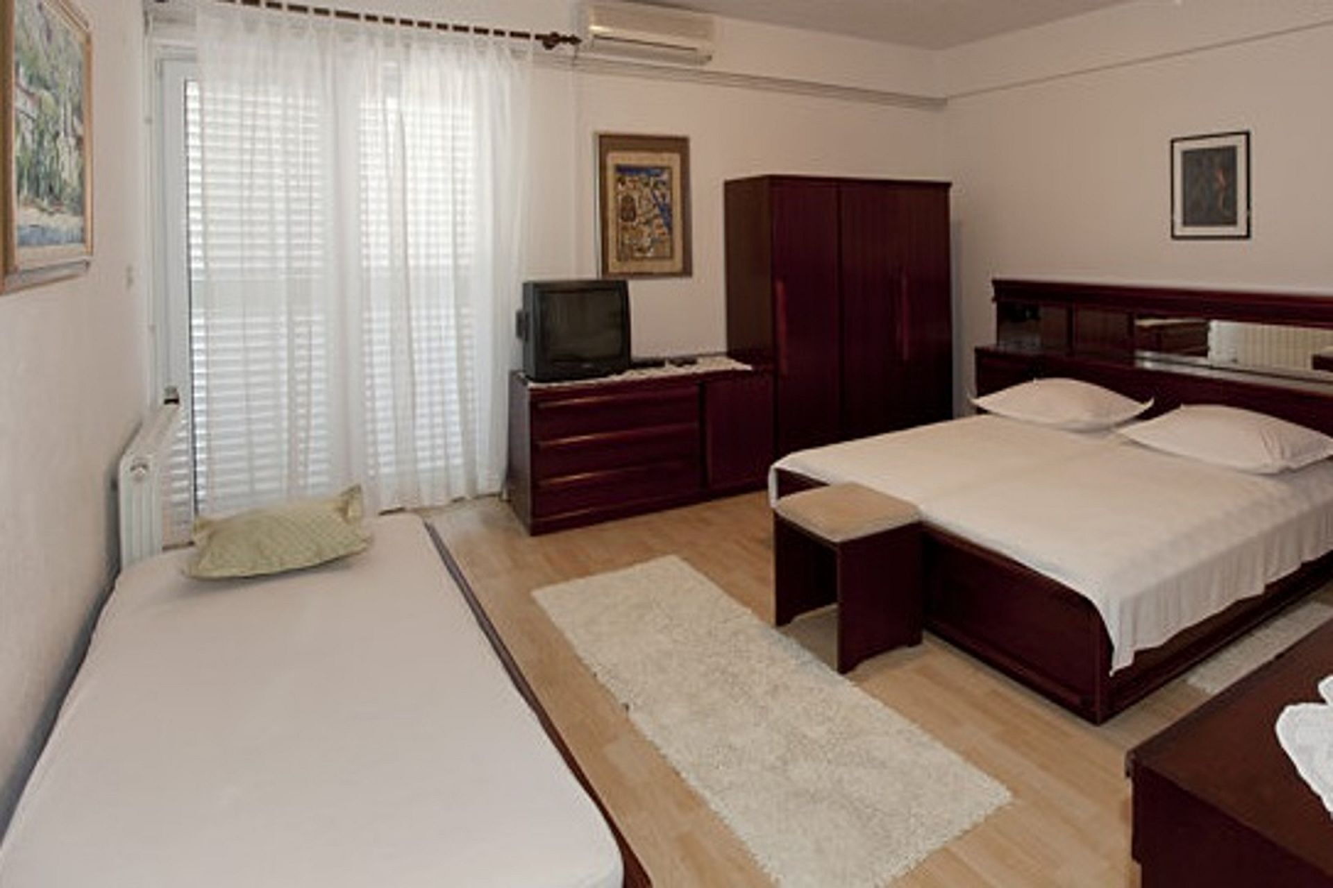 Apartments and rooms Roza
