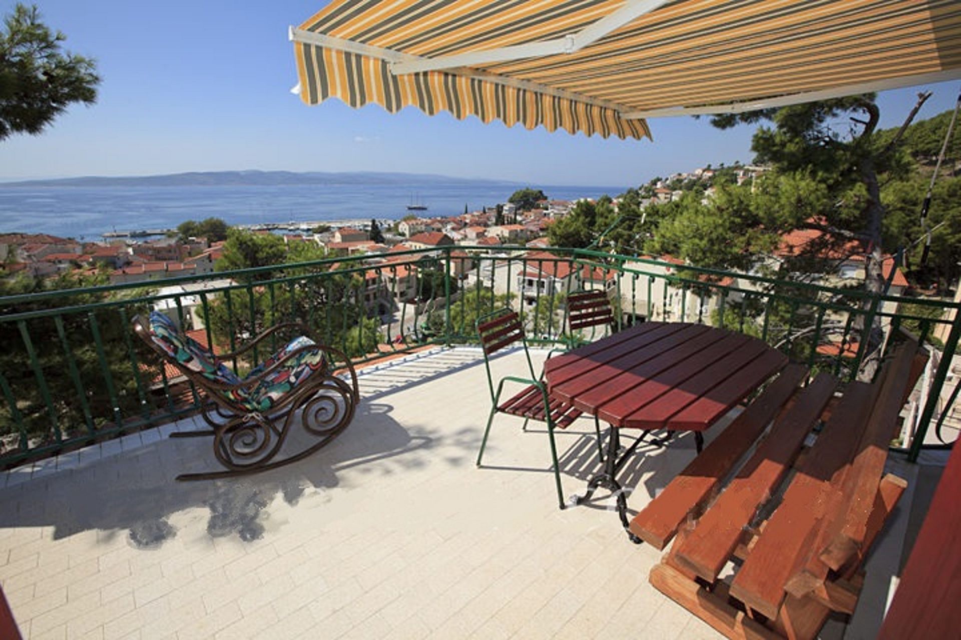 Apartments and rooms Roza