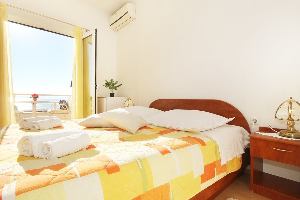 Apartments Topic Baska Voda