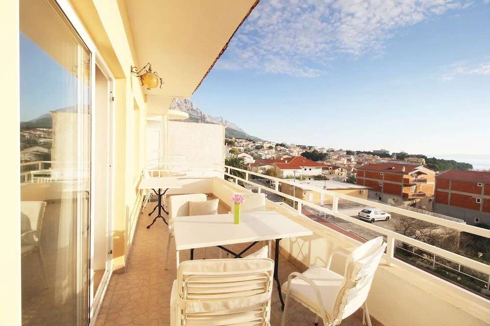 Apartments Topic Baska Voda