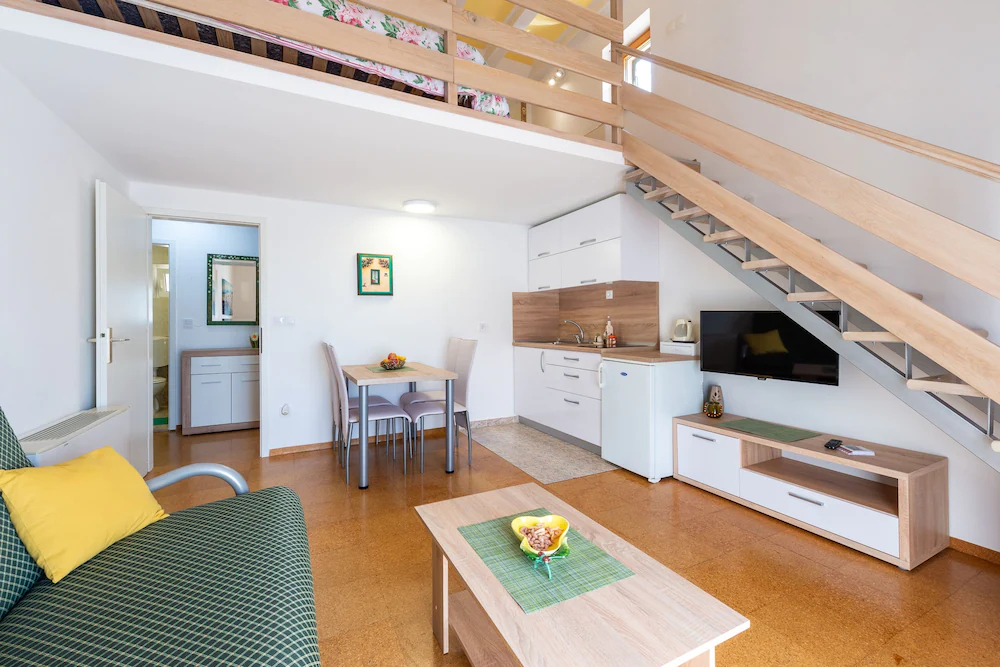 Apartments & Rooms Cina