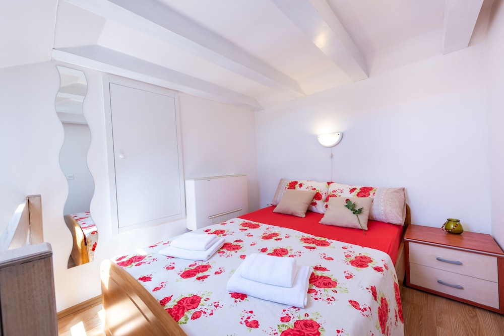 Apartments & Rooms Cina