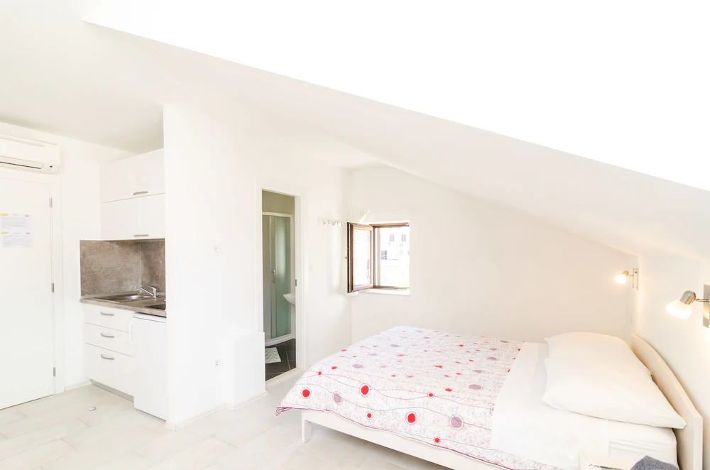 Apartments & Rooms Cina