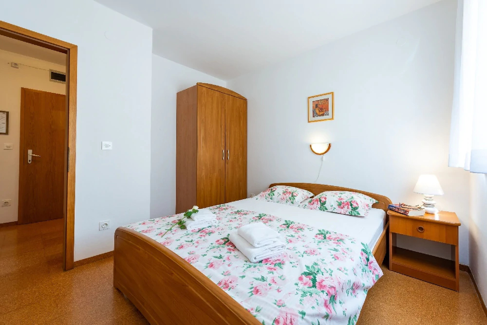 Apartments & Rooms Cina