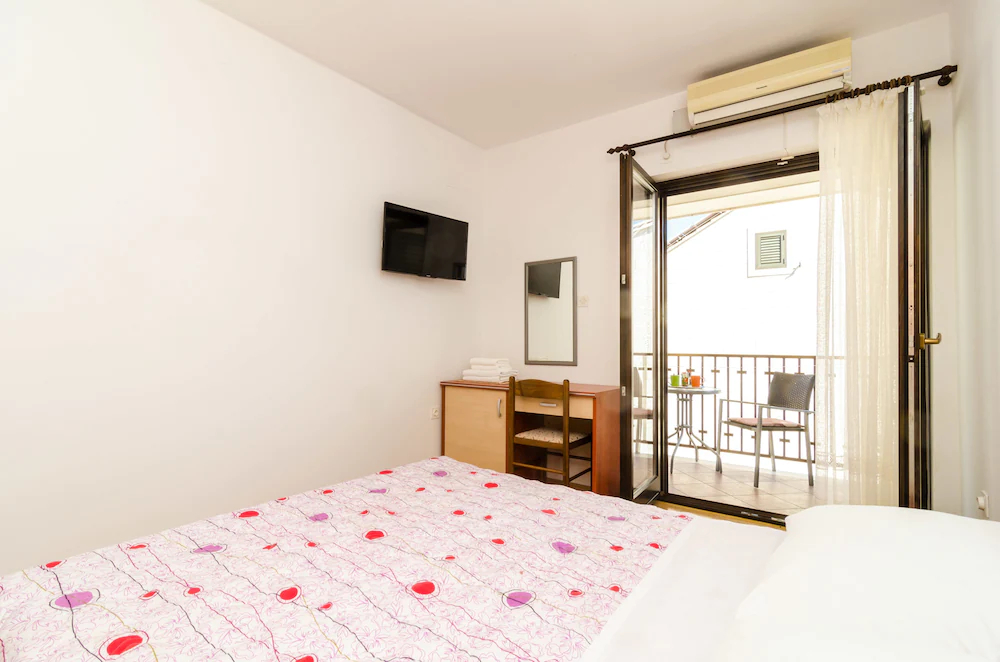 Apartments & Rooms Cina