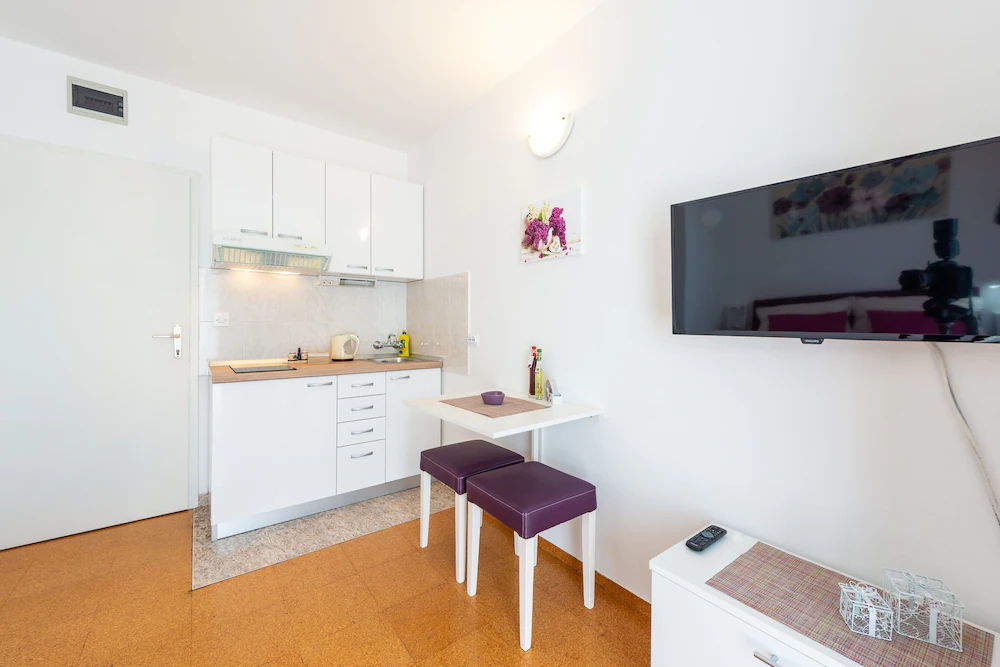 Apartments & Rooms Cina