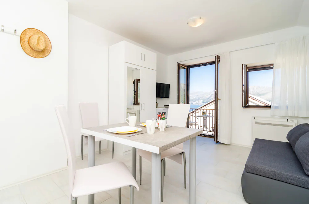 Apartments & Rooms Cina