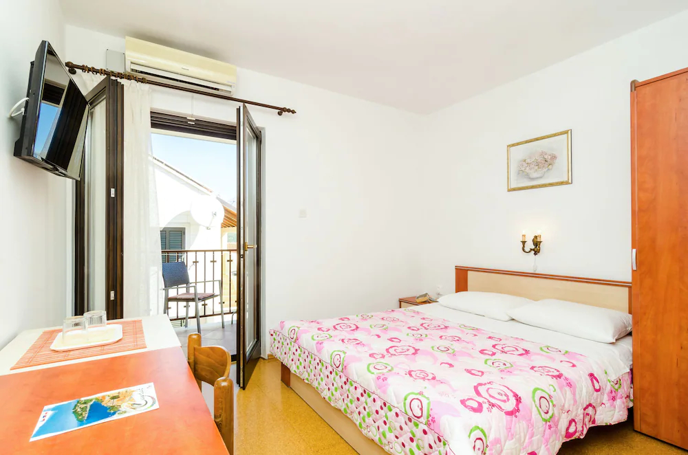 Apartments & Rooms Cina