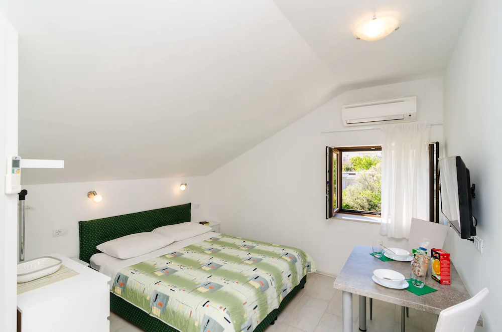 Apartments & Rooms Cina