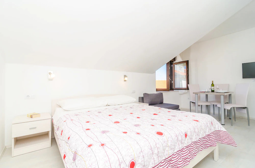 Apartments & Rooms Cina