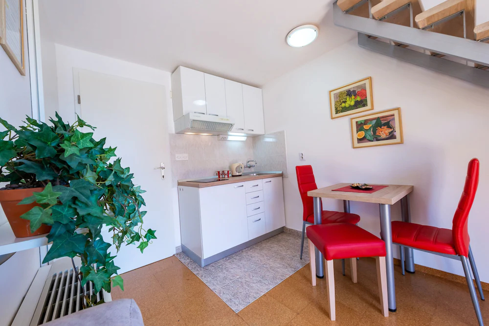 Apartments & Rooms Cina