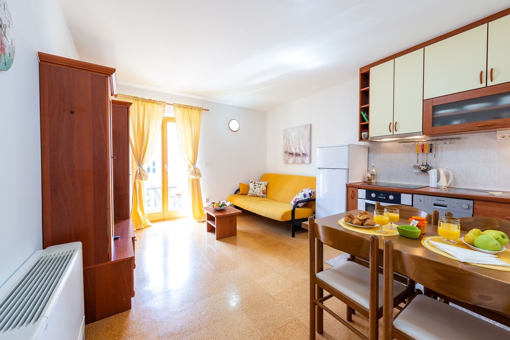 Apartments & Rooms Cina