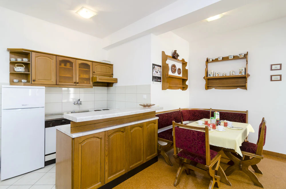 Apartments & Rooms Cina