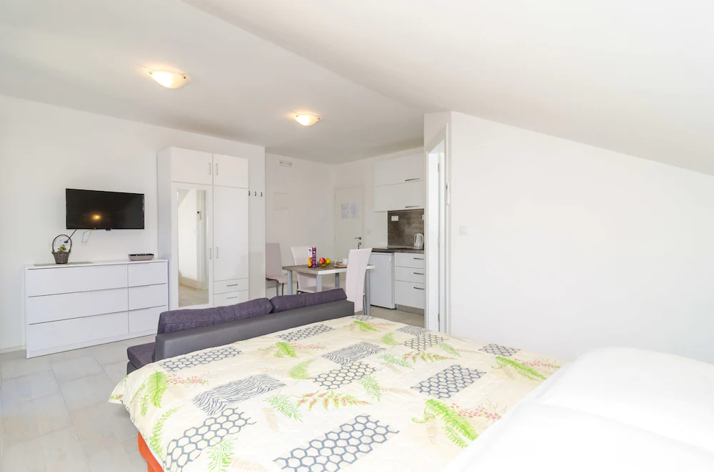 Apartments & Rooms Cina
