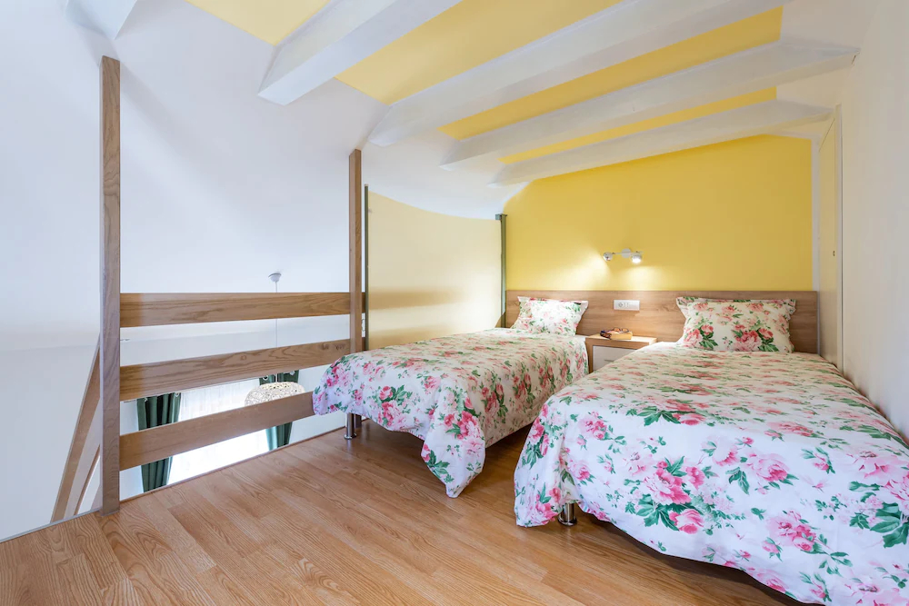 Apartments & Rooms Cina