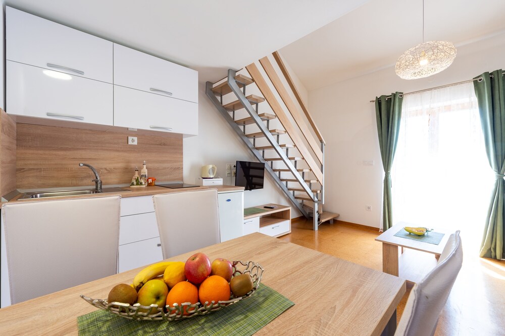 Apartments & Rooms Cina