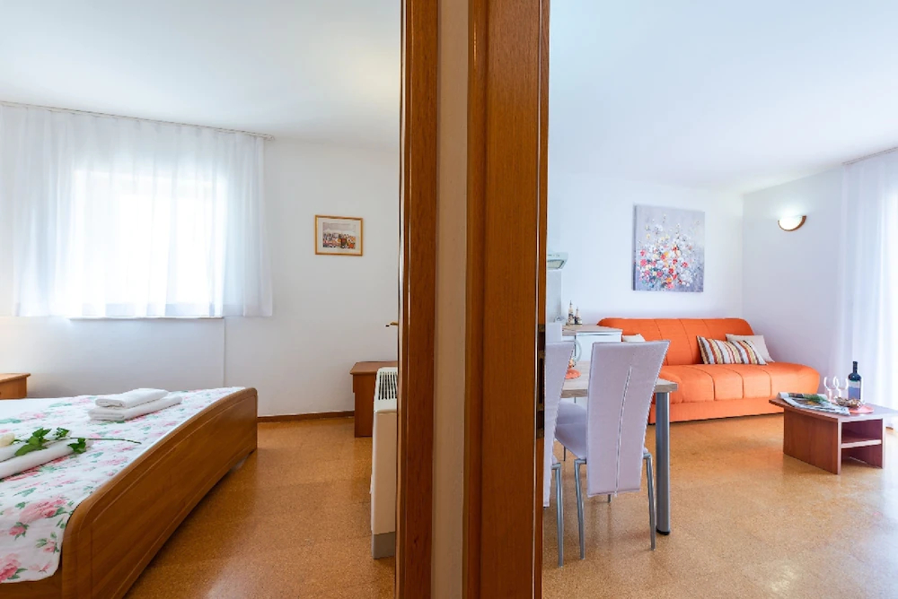 Apartments & Rooms Cina