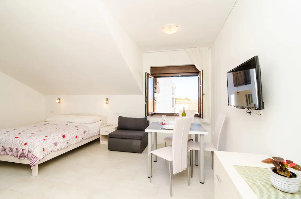 Apartments & Rooms Cina