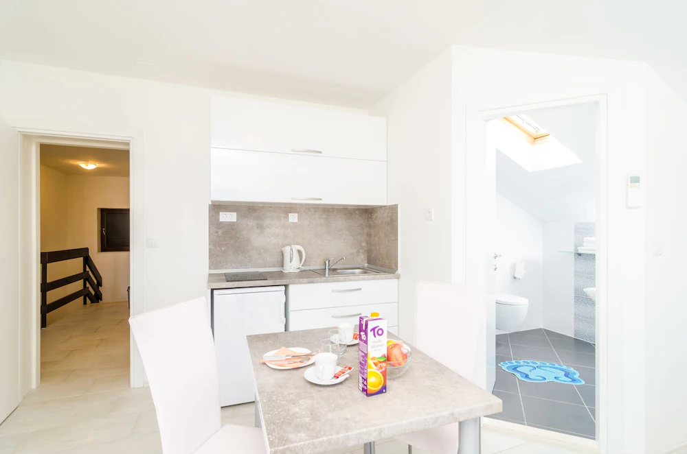 Apartments & Rooms Cina