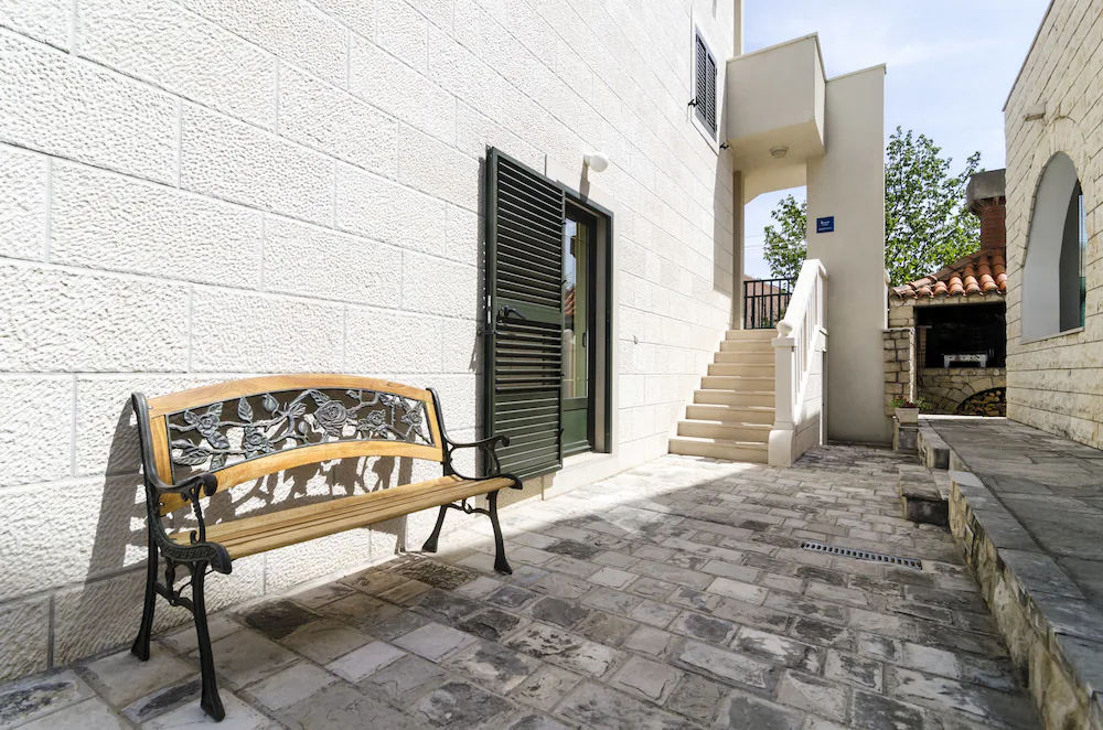 Apartments & Rooms Cina