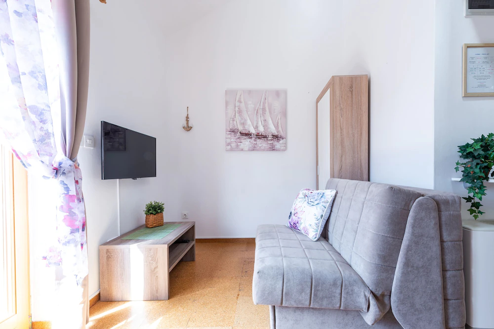 Apartments & Rooms Cina