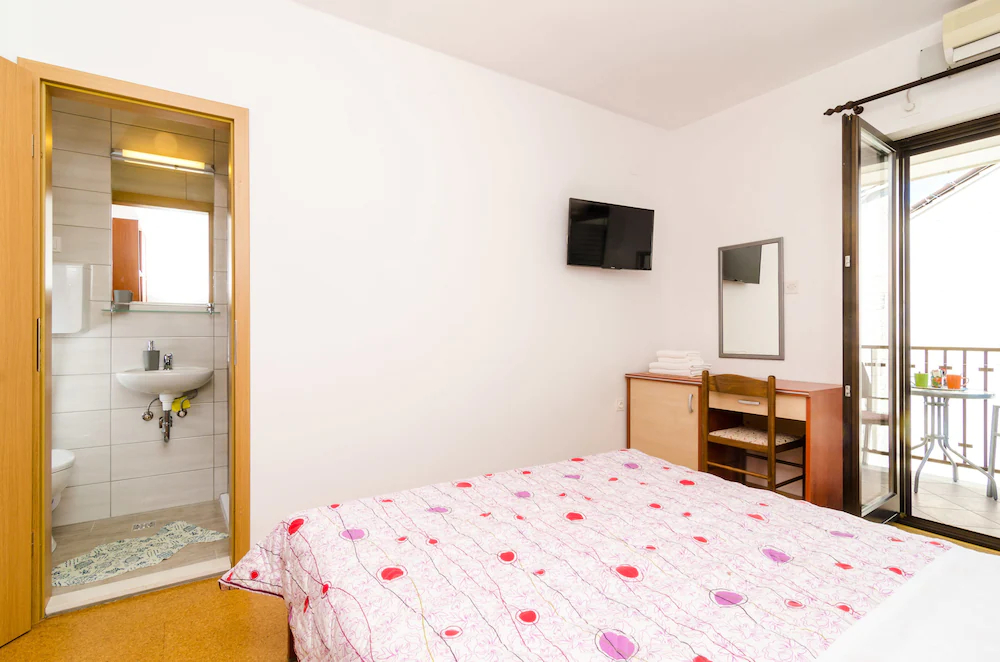 Apartments & Rooms Cina