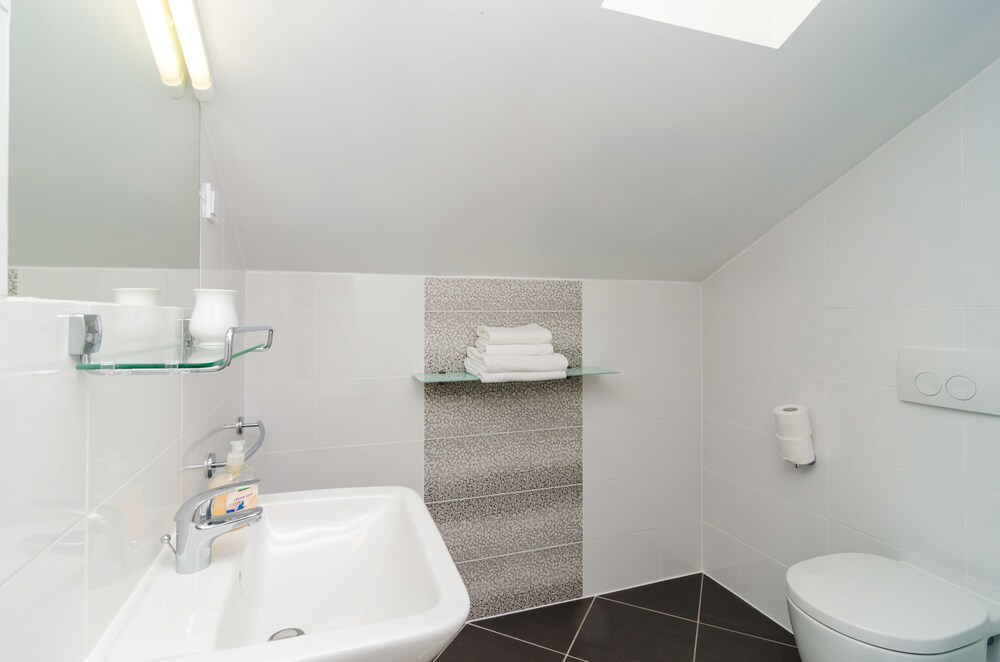 Apartments & Rooms Cina