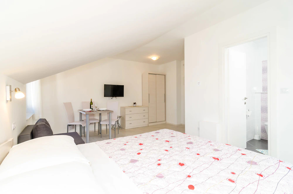 Apartments & Rooms Cina