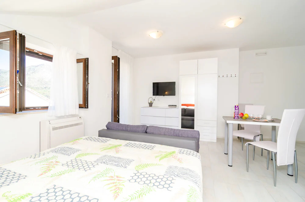 Apartments & Rooms Cina