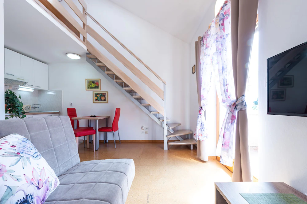 Apartments & Rooms Cina