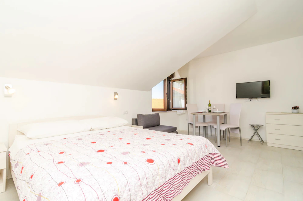 Apartments & Rooms Cina