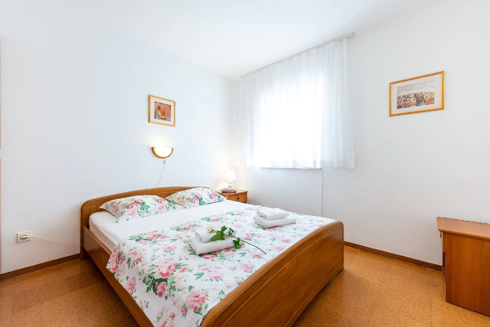 Apartments & Rooms Cina
