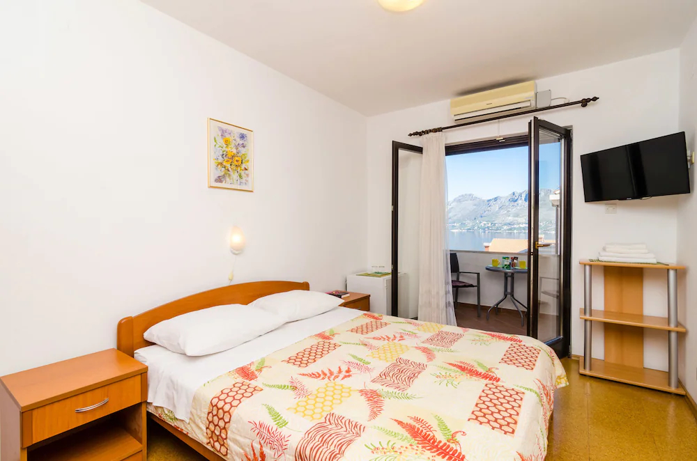 Apartments & Rooms Cina