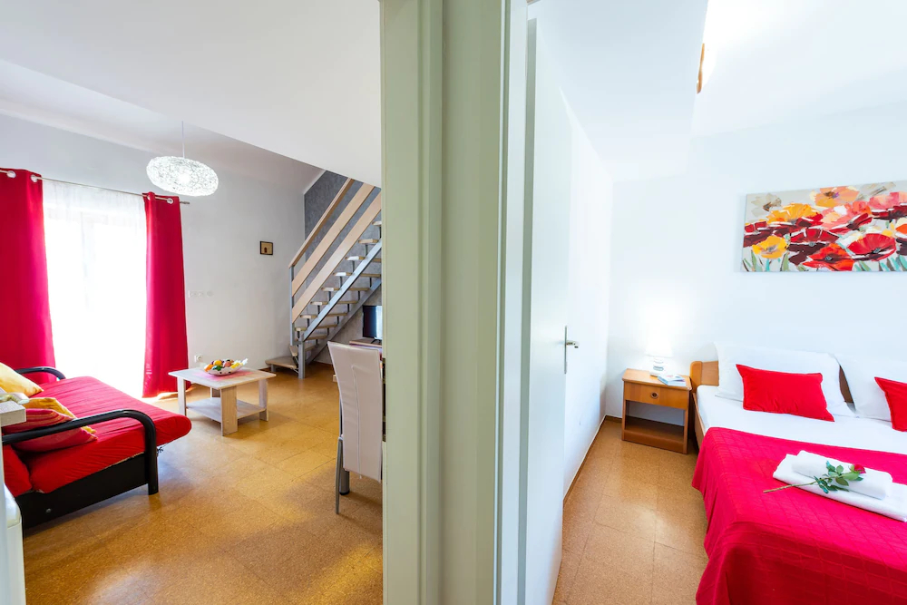 Apartments & Rooms Cina