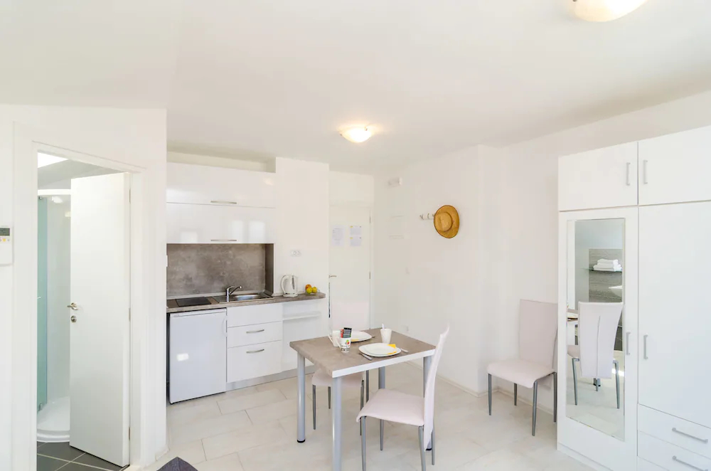 Apartments & Rooms Cina