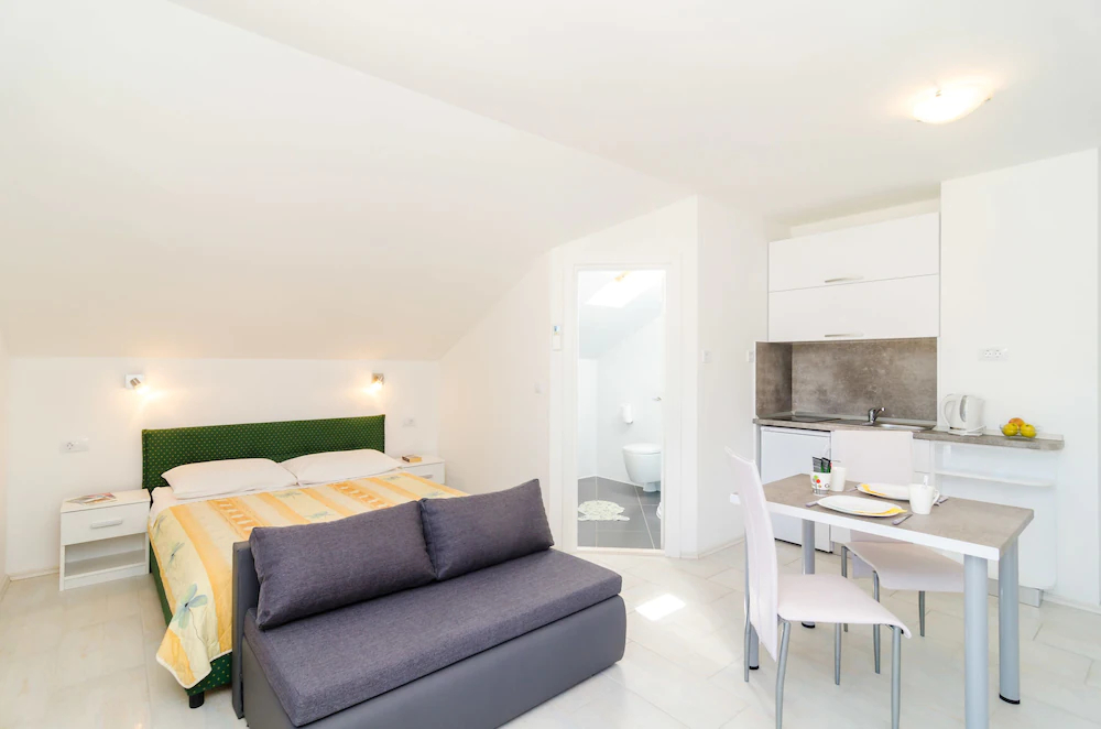 Apartments & Rooms Cina