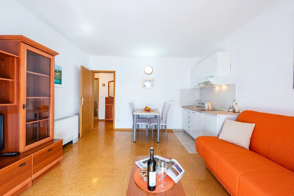Apartments & Rooms Cina