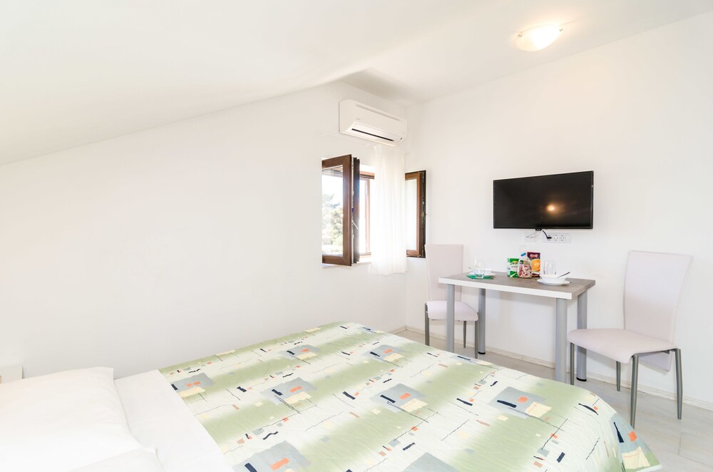 Apartments & Rooms Cina